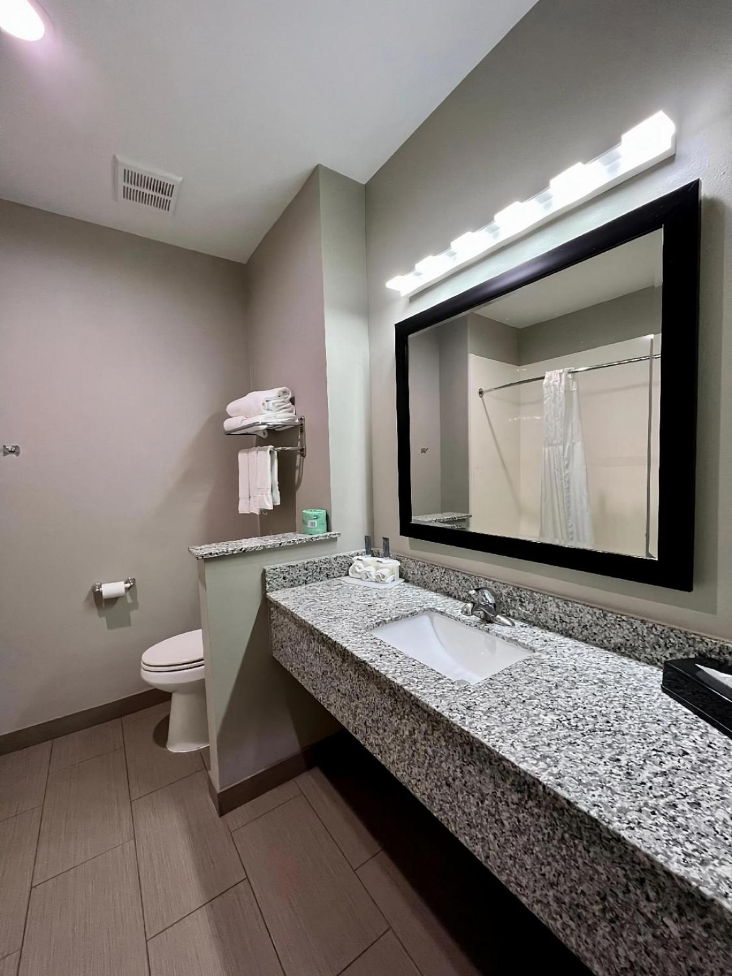 Catoosa Inn & Suites Bagian luar foto